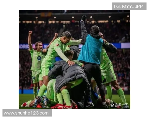 西甲激战：拜仁逆转波尔图上演惊天大逆转全场沸腾集锦回顾