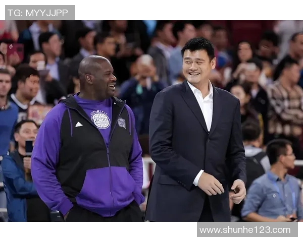 姚明挥拳头展现力量与激情引发全场热烈反响的篮球盛宴