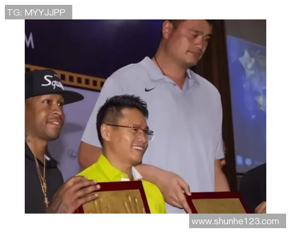 姚明用巨掌轻松喝水展现超凡身高与力量的完美结合