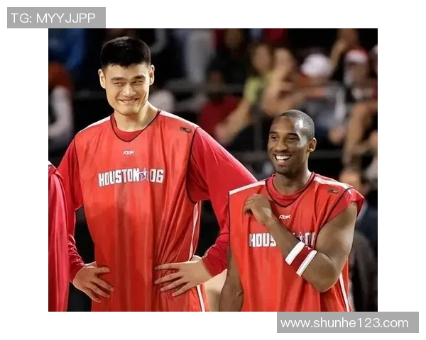 姚明街边随性一刻展现巨星风范与人情味的温暖瞬间